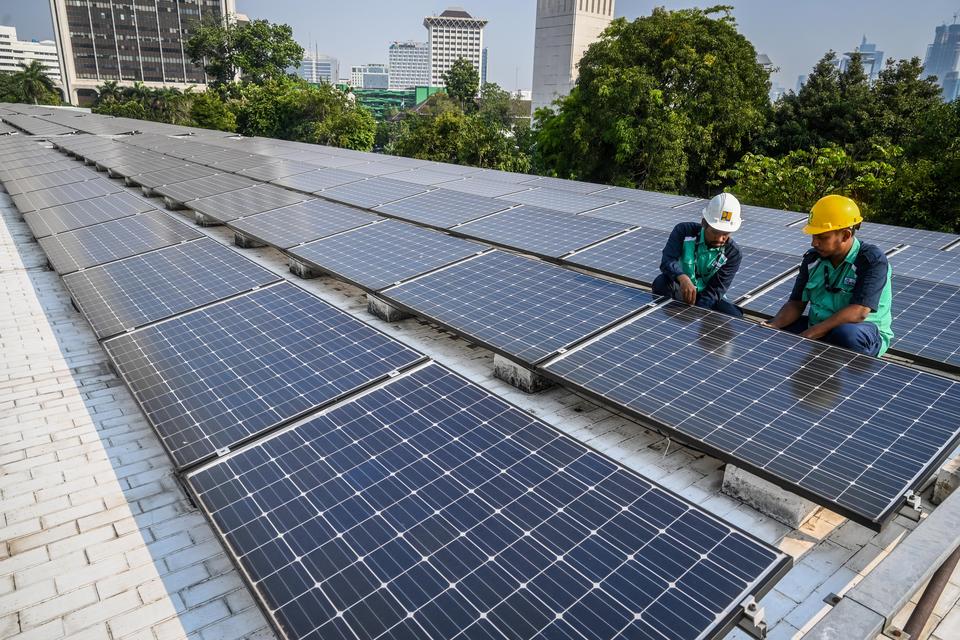 Petugas memeriksa panel surya di Masjid Istiqlal, Jakarta, Senin (26/8/2024).