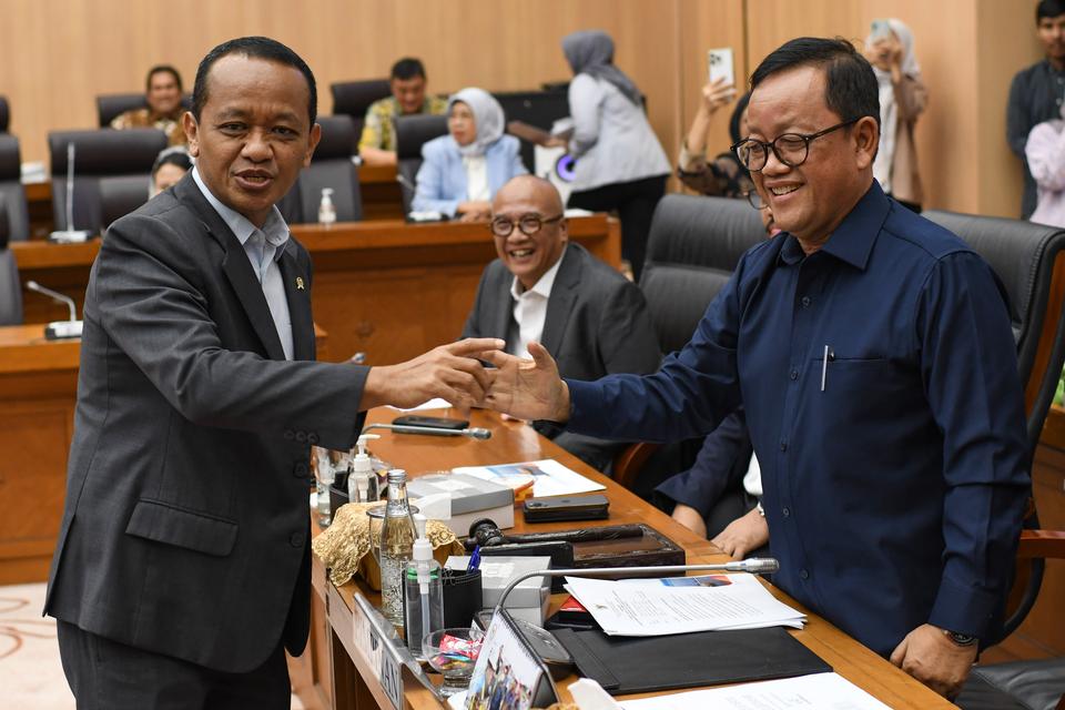 Menteri ESDM Bahlil Lahadalia (kiri) menjabat tangan Ketua Komisi VII DPR Sugeng Suparwoto (kanan) sebelum rapat kerja bersama Komisi VII DPR di Gedung Parlemen, Jakarta, Senin (26/8/2024). 