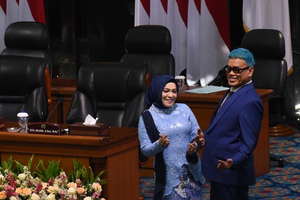 Uya Kuya bersama istrinya, anggota DPRD terpilih Astrid Khairunnisa atau Astrid Kuya (kiri) di Gedung DPRD Provinsi DKI Jakarta, Jakarta, Senin (26/8/2024). 