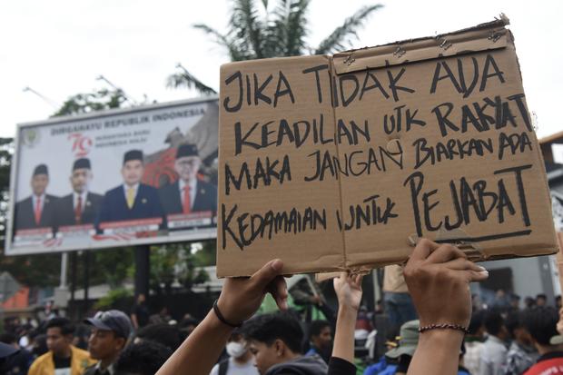 Seorang mahasiswa menunjukkan poster tulisan saat beraksi di depan kantor DPRD Kalimantan Timur di Samarinda, Senin (26/8/2024). Dalam aksinya tersebut mereka menuntut pengesahan rancangan undang-undang (RUU) perampasan aset, pengesahan RUU masyarakat ada