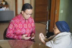 Anies Baswedan saat bersiap menuju DPP PDIP, Senin (26/8). Foto: Tim Anies Baswedan