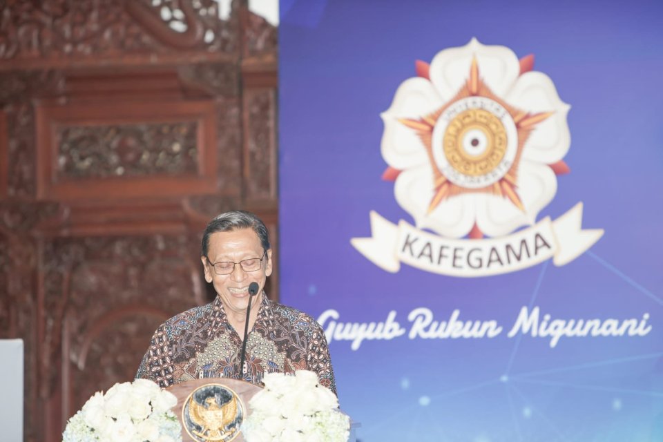 Mantan Wakil Presiden Boediono di hadapan anggota Keluarga Alumni Fakultas Ekonomika dan Bisnis Universitas Gadjah Mada (KAFEGAMA), Sabtu (24/8/2024).