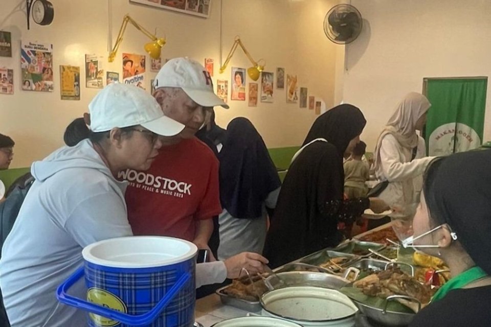 Menteri Keuangan Sri Mulyani (kirin) bersama suaminya, Tonny Sumartono, berjalan-jalan di Fresh Market Emerald Bintaro, Tangerang Selatan, Banten, Minggu (25/8).