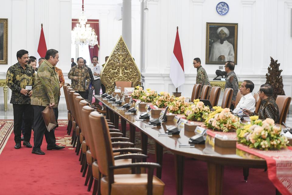 Presiden Joko Widodo (kedua kanan) didampingi Sekretaris Kabinet Pramono Anung (kanan) bersiap memimpin rapat terbatas di Istana Merdeka, Jakarta, Selasa (27/8/2024). 