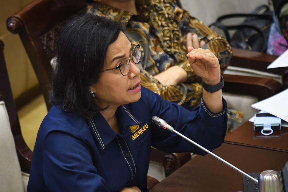 Menteri Keuangan Sri Mulyani Indrawati menyampaikan paparan saat rapat kerja bersama Komisi XI DPR di Gedung Parlemen, Jakarta, Rabu (28/8/2024). Rapat tersebut membahas asumsi dasar dalam RUU APBN 2025 dan pengambilan Keputusan asumsi dasar dalam RUU APB