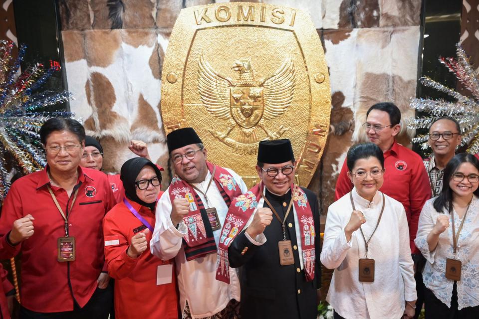 Pasangan bakal calon Gubernur dan Wakil Gubernur DKI Jakarta Pramono Anung (kelima kanan) dan Rano Karno (keempat kiri) berfoto bersama saat tiba untuk melakukan pendaftaran sebagai peserta Pilgub DKI Jakarta 2024 di Kantor KPU DKI Jakarta, Rabu (28/8/202