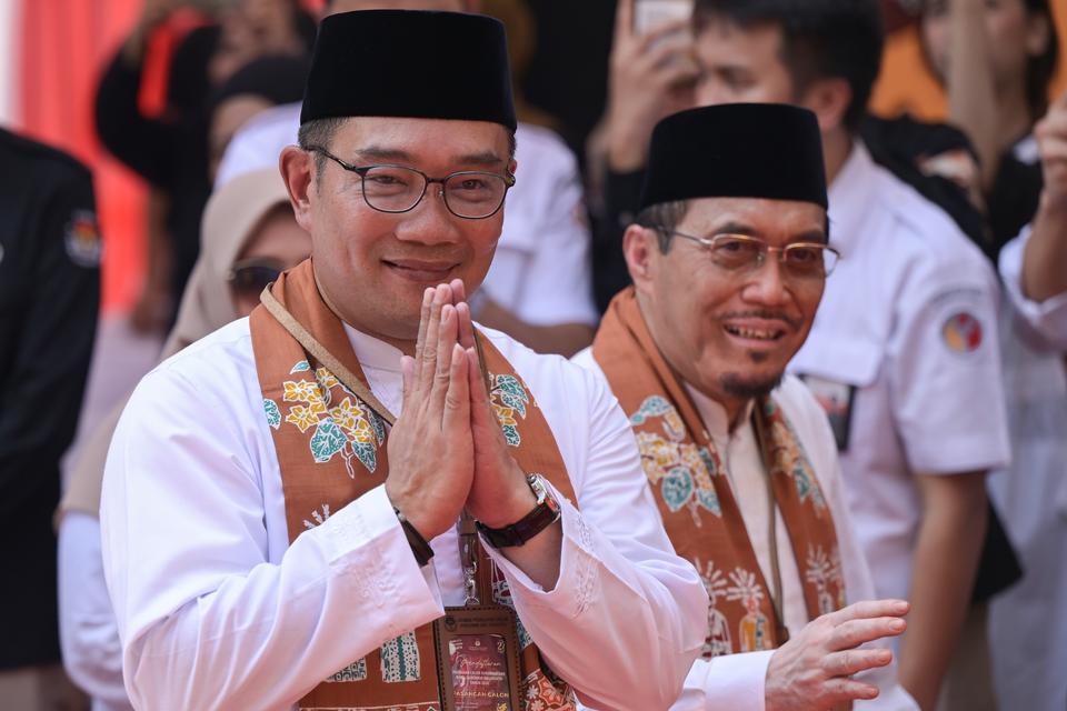 Pasangan bakal calon Gubernur DKI Jakarta Ridwan Kamil (kiri) dan bakal calon Wakil Gubernur DKI Jakarta Suswono (kanan) menyapa wartawan setibanya di Kantor KPU DKI Jakarta, Jalan Salemba Raya, Jakarta, Rabu (28/8/2024). Pasangan Ridwan Kamil-Suswono men