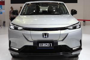 Pameran otomotif GIIAS 2024 di Surabaya