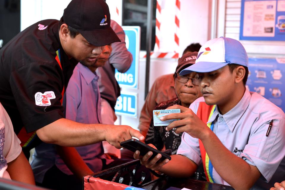 Petugas melayani warga yang melakukan pendaftaran subsidi tepat Pertalite di SPBU kawasan Seminyak, Badung, Bali, Rabu (28/8/2024). Pertamina Patra Niaga meminta konsumen kendaraan roda empat (mobil) yang menggunakan Pertalite di Bali agar segera mendafta