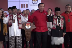 Basuki Tjahaja Purnama (tengah) berfoto bersama Pramono Anung dan Rano Karno di kpu Jakarta, Rabu (28/8). Foto: Youtube/KPU Jakarta