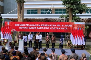 Presiden Joko Widodo saat meresmikan Gedung Pelayanan Kesehatan Ibu dan Anak RS Sardjito, Yogyakarta, Rabu (28/8). Foto: Amelia Yesidora