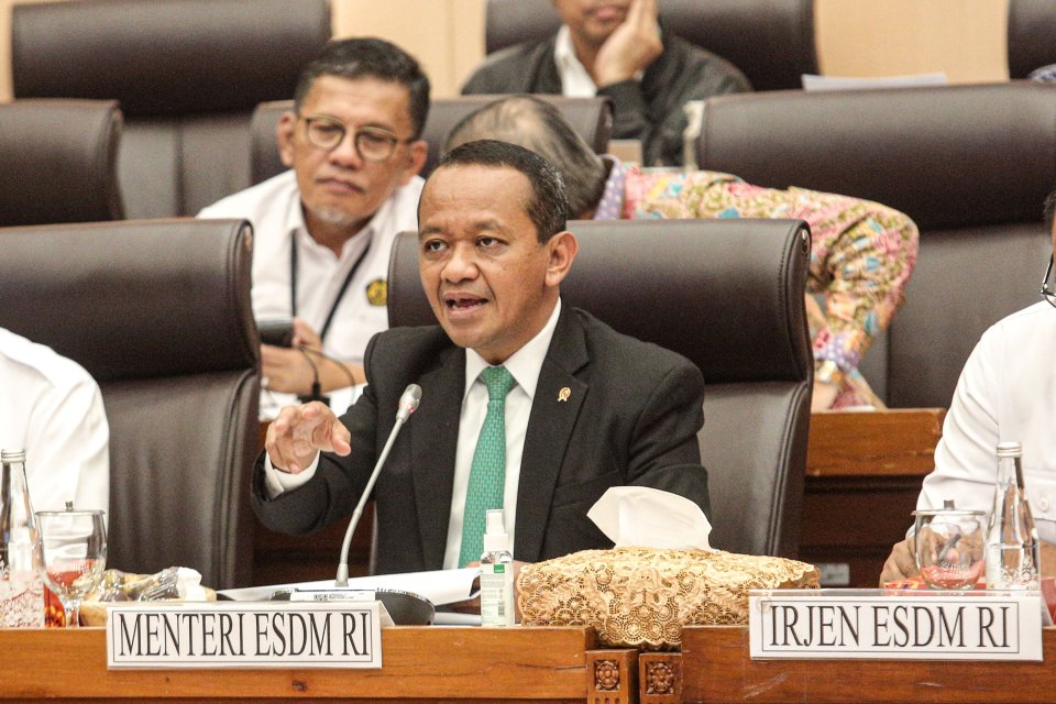 Menteri Energi dan Sumber Daya Mineral (ESDM), Bahlil Lahadalia memberikan pemaparan saat rapat kerja dengan Komisi VII DPR di Gedung Parlemen, Jakarta, Selasa (27/8/2024). Rapat kerja tersebut membahas asumsi dasar sektor ESDM dalam Rancangan Undang-Unda