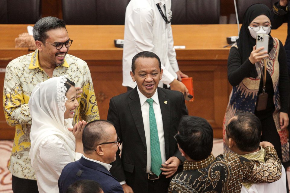 Menteri Energi dan Sumber Daya Mineral (ESDM), Bahlil Lahadalia (tengah) berbincang seusai mengikuti rapat kerja dengan Komisi VII DPR di Gedung Parlemen, Jakarta, Selasa (27/8/2024). 