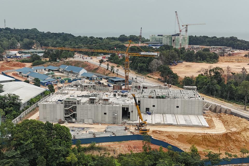 Foto udara pembangunan data center di Kawasan Ekonomi Khusus (KEK) Nongsa Digital Park, Batam, Kepulauan Riau, Kamis (29/8/2024). Kementerian Koordinator Bidang Perekonomian menyebutkan hingga saat ini ada 10 data center yang didirikan di KEK NDP tersebut