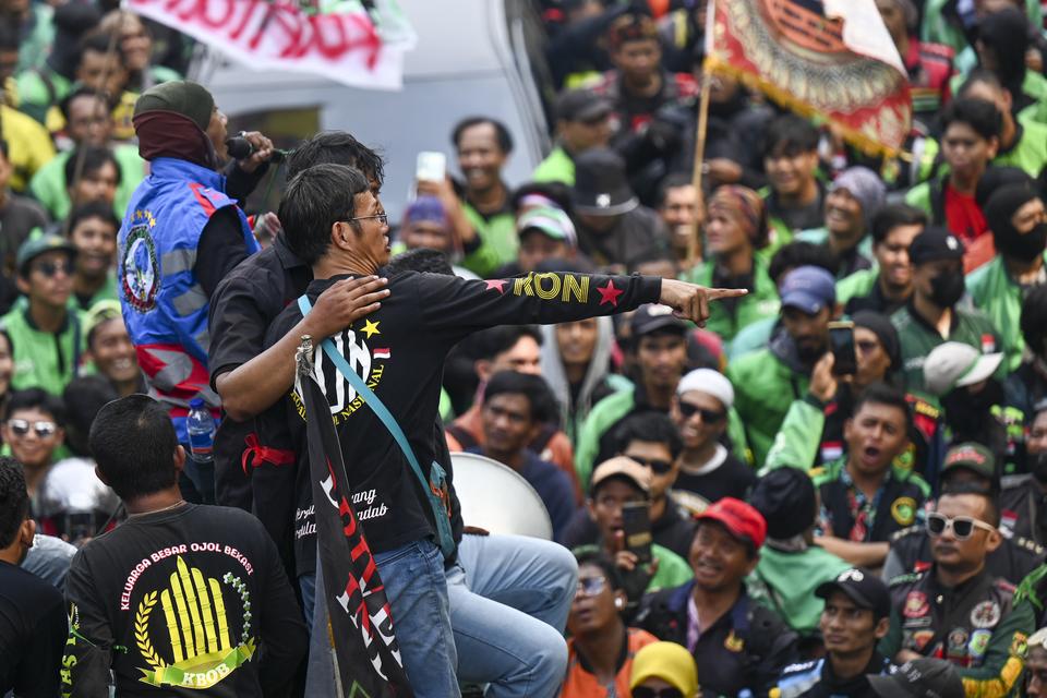 Massa yang tergabung dalam Koalisi Ojol Nasional (KON) berunjuk rasa di Jalan Merdeka Barat, Jakarta, Kamis (29/8/2024). 