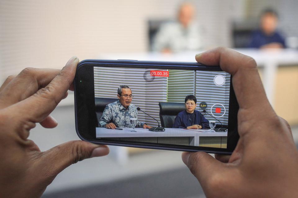 Wakil Ketua KPK Alexander Marwata (kiri) didampingi Kepala Biro Humas KPK Yuyuk Andriati Iskak (kanan) menyampaikan keterangan kepada wartawan terkait dugaan gratifikasi pada Ketua Umum Partai Solidaritas Indonesia (PSI) Kaesang Pangarep di Gedung Merah P