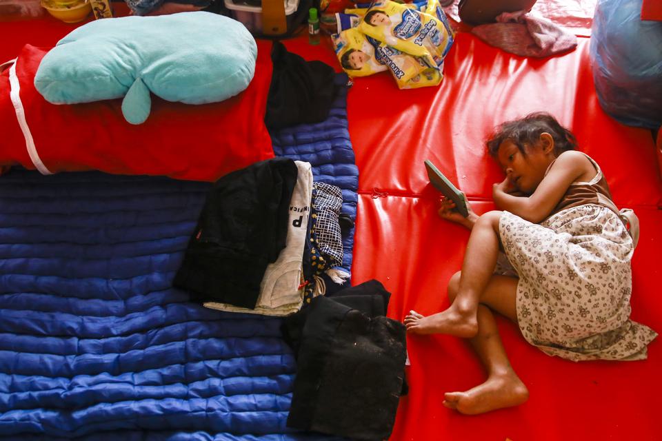 Seorang pengungsi yang terdampak banjir bandang menempati ruang kelas SMK Negeri 4 Ternate di Kelurahan Kastela Kota Ternate Maluku Utara, Jumat (30/8/2024). 