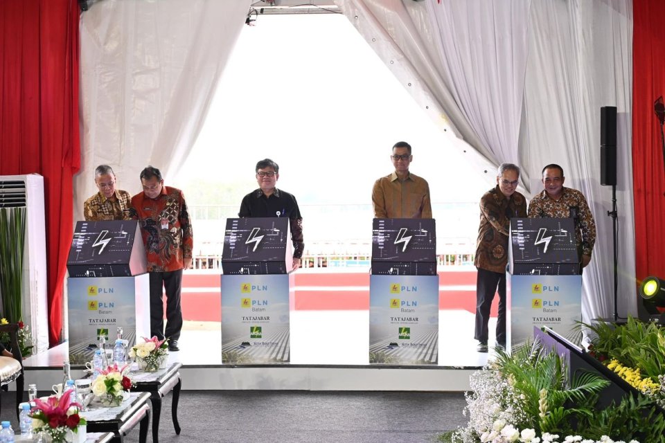 Simbolis peresmian PLTS ground-mounted 100 MWp di Kawasan Industri Kota Bukit Indah di Kabupaten Purwakarta, Jawa Barat pada Rabu (28/8) yang dilakukan oleh Direktur Jenderal Ketenagalistrikan Kementerian Energi dan Sumber Daya Mineral, Jisman P. Hutajulu