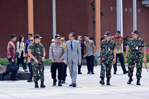 Presiden Joko Widodo saat bertolak menuju Bali dari Pangkalan TNI AU Halim Perdanakusuma, Jakarta, Minggu (1/9). Foto: Muchlis Jr - Biro Pers Sekretar