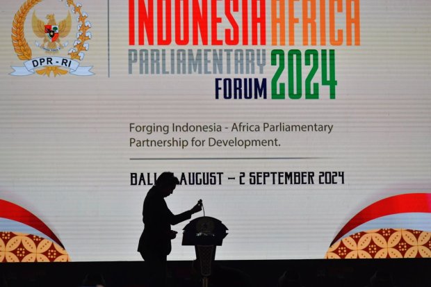 Petugas memeriksa mimbar sebelum pembukaan Indonesia-Africa Parliamentary Forum (IAPF) di Nusa Dua, Bali, Minggu (1/9/2024). 