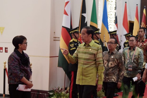 Presiden Joko Widodo (keempat kanan) bersama Menteri Sekretaris Negara Pratikno (ketiga kanan) berbincang dengan Menteri Luar Negeri Retno Marsudi (kiri) dalam Welcoming Dinner High-Level Forum on Multi-Stakeholder Partnerships and Indonesia-Africa Forum 