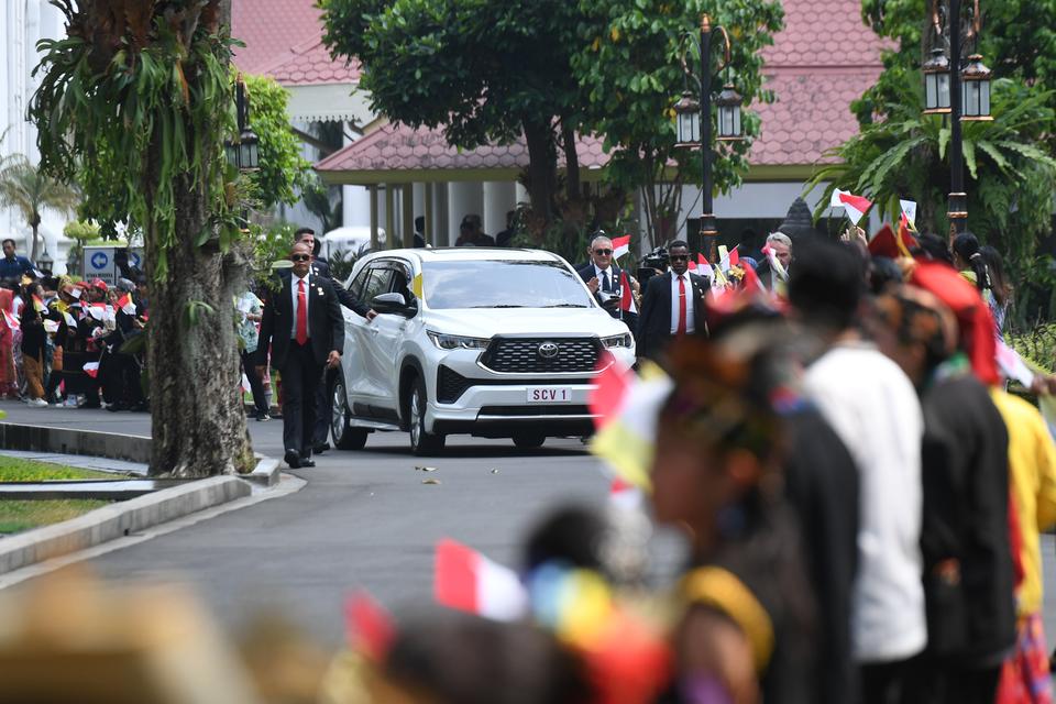 Mobil yang membawa Pemimpin Gereja Katolik Dunia Paus Fransiskus tiba di halaman Istana Merdeka, Jakarta, Rabu (4/9/2024). Presiden Joko Widodo menerima kunjungan kenegaraan Paus Fransiskus untuk membahas hubungan bilateral Indonesia dan Vatikan sekaligus