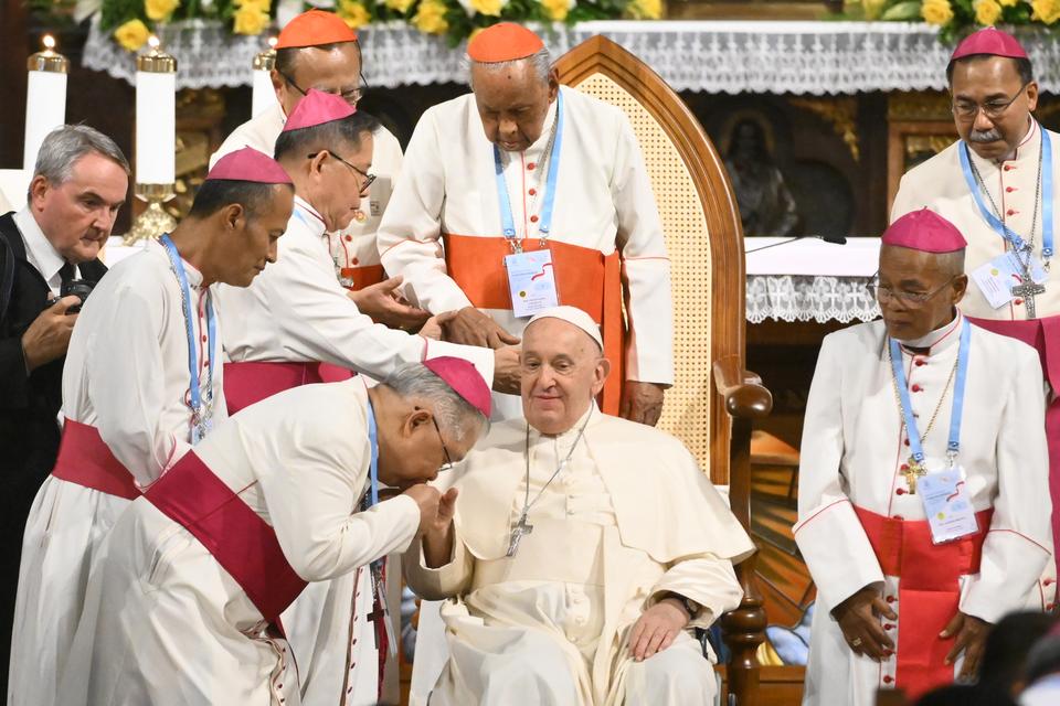 Paus Fransiskus (tengah) berjabat tangan dengan sejumlah Uskup di Indonesia dalam kunjungannya di Gereja Katedral, Jakarta, Rabu (4/9/2024).