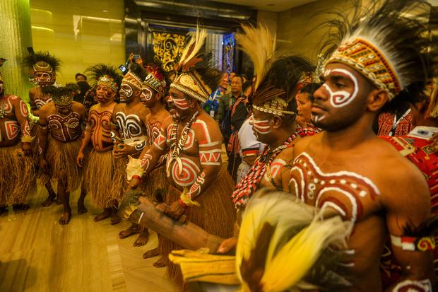 Masyarakat adat Tanah Ulayat dari Papua menampilkan tarian saat pembukaan Pameran Kebudayaan Masyarkat Tanah Ulayat di Trans Hotel, Bandung, Jawa Barat, Rabu (4/9/2024). Pameran yang digelar oleh Kementerian ATR/BPN tersebut diikuti berbagai masyarakat a