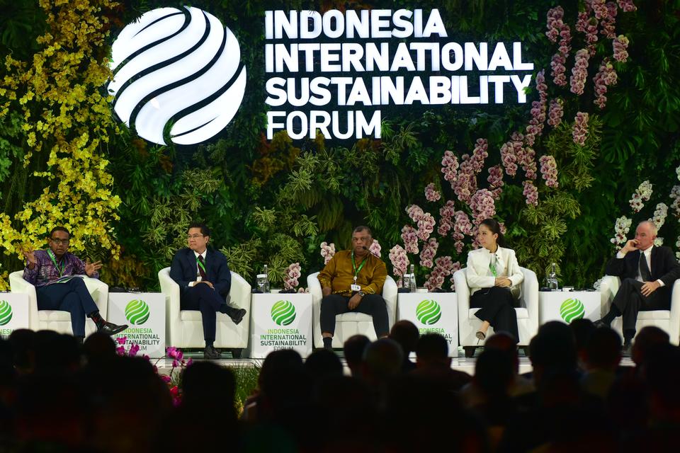 (kiri ke kana) Presiden Airbus Asia Pacifik Anand Stanley, Direktur Astra Henry Tanoto, CEO Airasia Tony Fernandes, Executive Director at Golden Agri-Resources Jesslyne Widjaja, dan Executive Director of International Council on Clean Transportation (ICC