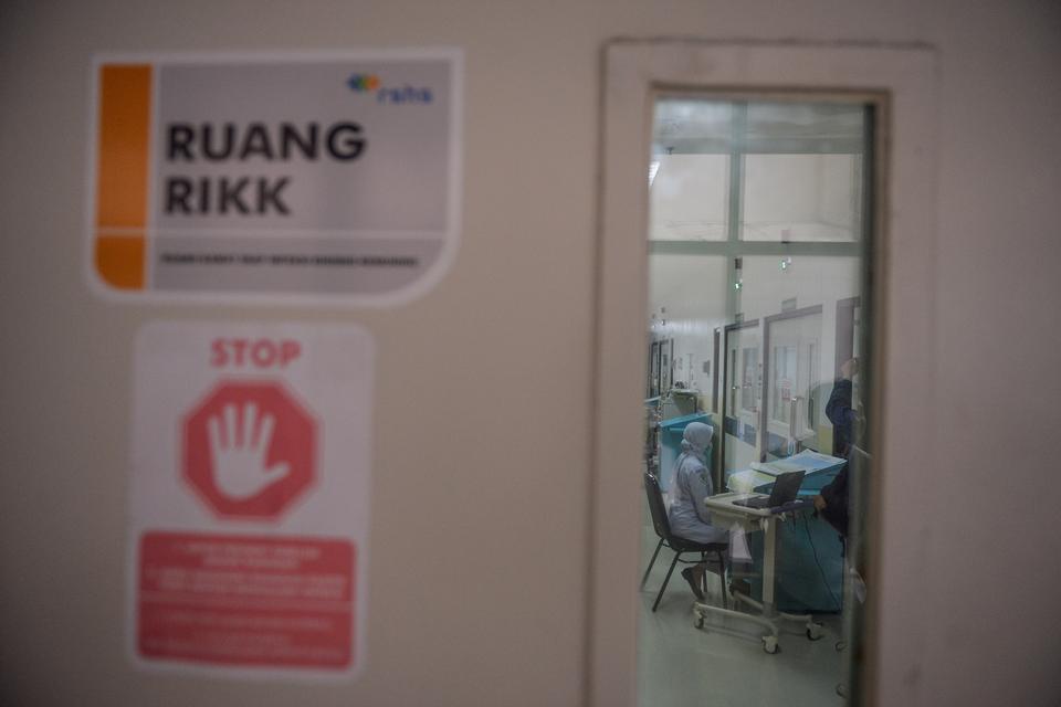 Tenaga kesehatan berada di depan ruang isolasi di Rumah Sakit Hasan Sadikin (RSHS), Bandung, Jawa Barat, Kamis (5/9/2024). 