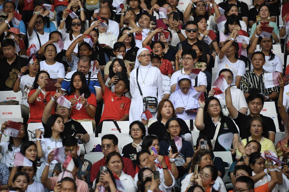 Umat Katolik menghadiri Misa Akbar di Stadion Utama Gelora Bung Karno (GBK) Senayan, Jakarta, Kamis (5/9/2024). Misa Akbar yang diikuti ribuan umat Katolik itu akan dipimpin langsung oleh Pemimpin umat Katolik dunia yang juga Kepala Negara Vatikan Paus Fr