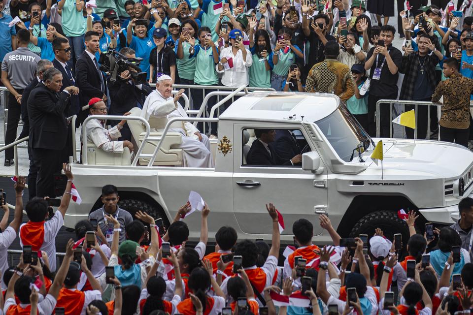 Pemimpin Takhta Suci Vatikan Paus Fransiskus melambaikan tangan saat menyapa jemaat yang menghadiri misa akbar di Stadion Madya GBK, Senayan, Jakarta, Kamis (5/9/2024).