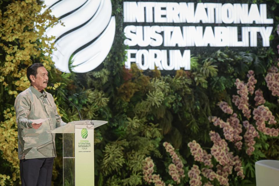 Menteri Koordinator Bidang Kemaritiman dan Investasi Luhut Binsar Pandjaitan (kanan) memberi paparan terkait kerja sama Indonesia-Singapura tentang perbatasan dalam acara Indonesia International Sustainability Forum (ISF) 2024 di Jakarta Convention Center