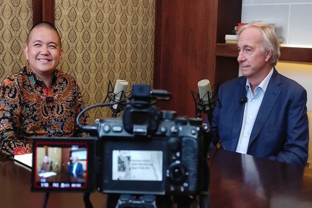 Pendiri Bridgewater Associates Ray Dalio dalam wawancara khusus dengan Direktur Riset Katadata Insight Centre (KIC) Gundy Cahyadi di Nusa Dua, Bali pada Senin (2/9).