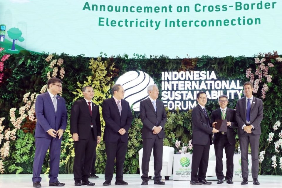 Puah Kok Keong, Chief Executive, Singapore Energy Market Authority/EMA memberikan Persetujuan Bersyarat (Conditional Approval/CA) kepada William Goh, Global Head of Renewable Energy RGE dan Olivier Jouny, Senior Vice President Renewables TotalEnergies, un