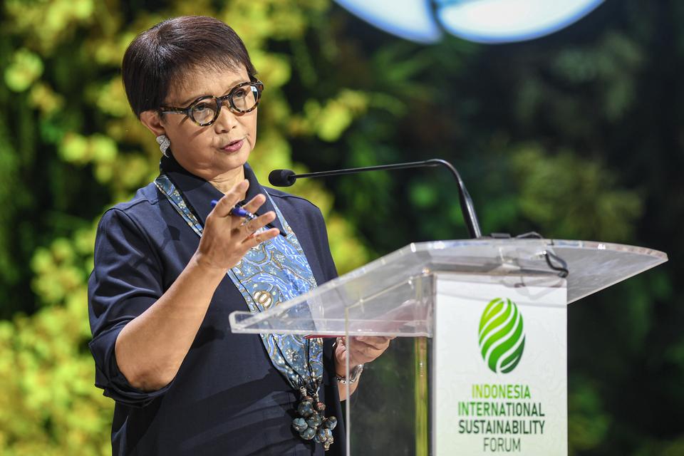 Menteri Luar Negeri Retno Marsudi memberikan paparannya pada hari kedua Indonesia International Sustainability Forum (ISF) 2024 di Jakarta Convention Center (JCC) Senayan, Jakarta, Jumat (6/9/2024).