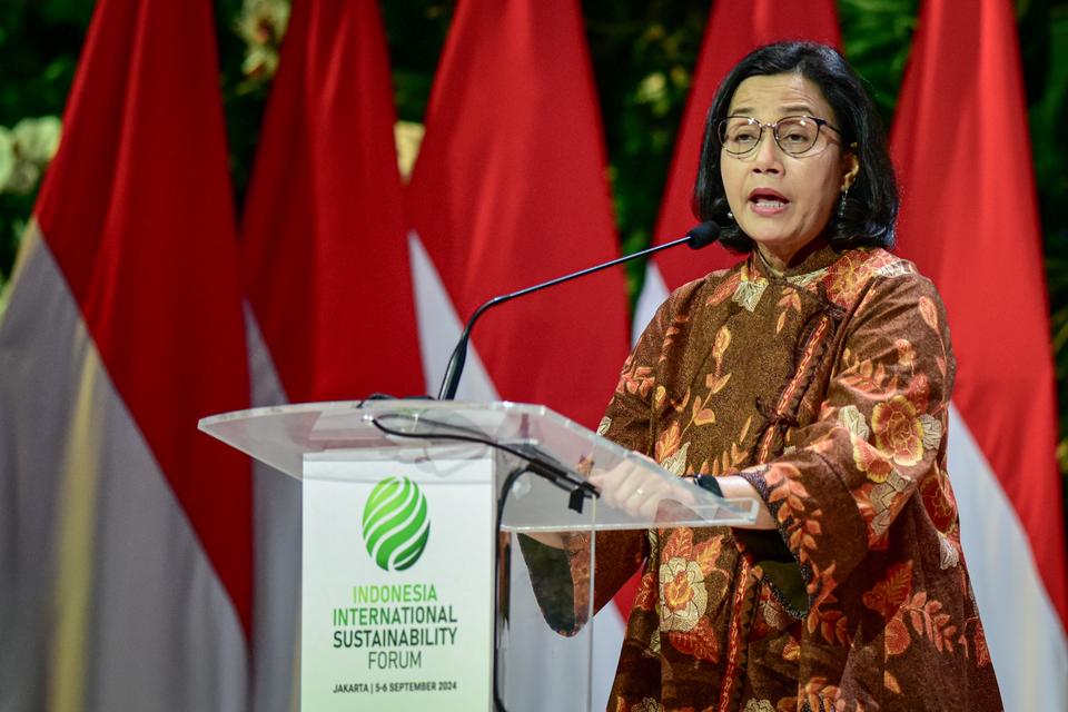 Menteri Keuangan Sri Mulyani memberikan paparan saat menjadi pembicara utama pada acara Indonesia International Sustainability Forum (ISF) 2024 di Jakarta Convention Center (JCC), Senayan, Jakarta, Jumat (6/9/2024). Dalam paparannya ia menjelaskan bahwa P