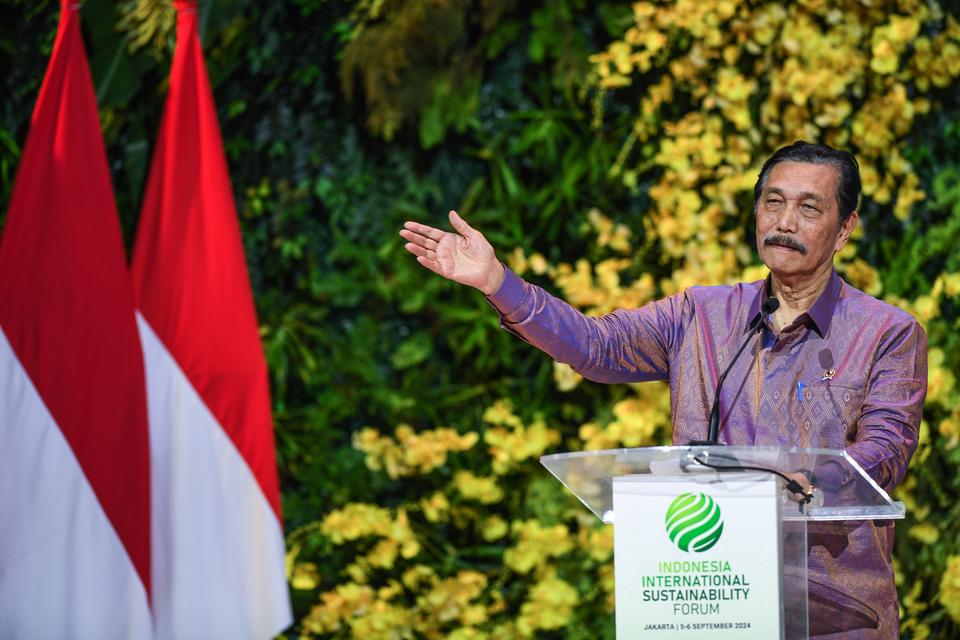 Menko Marves Luhut Binsar Pandjaitan menyampaikan sambutannya saat menutup acara Indonesia Internasional Sustainability Forum (ISF) 2024 di Jakarta Convention Center (JCC), Senayan, Jakarta, Jumat (6/9/2024).