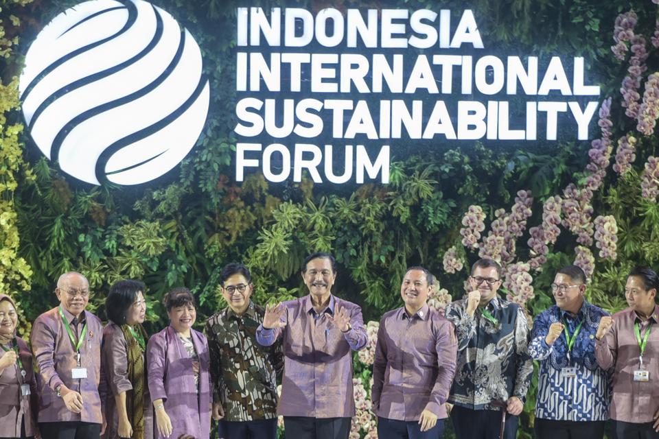 Menteri Koordinator Bidang Kemaritiman dan Investasi Luhut Binsar Pandjaitan (tengah) bersama jajaran kemenko marves dan Kadin berfoto bersama saat penutupan Indonesia International Sustainability Forum (ISF) 2024 di Jakarta Convention Center (JCC) Senaya