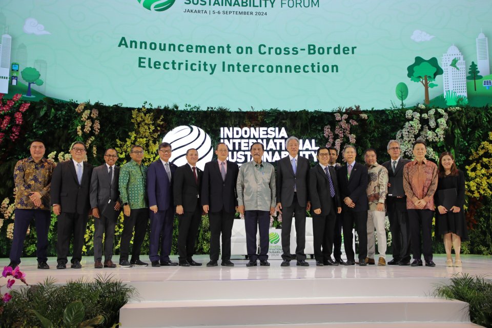 Singapura akan mengeluarkan persetujuan bersyarat untuk mengimpor 1,4 Gigawatt (GW) listrik dari dua proyek pembangkit listrik tenaga surya (PLTS) di Indonesia.