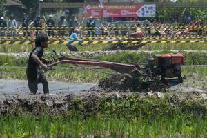 Lomba balap traktor sawah di Klaten