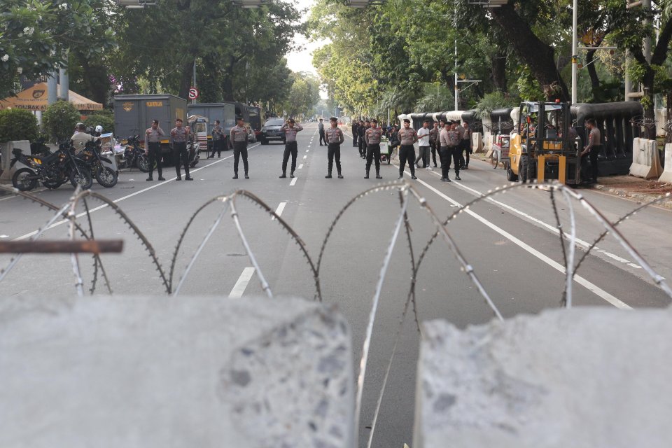 Sejumlah personel Polisi berjaga saat mahasiswa melakukan aksi unjuk rasa terkait kebocoran Pusat Data Nasional Sementara di kawasan Patung Kuda, Jakarta, Jumat (12/7/2024). 