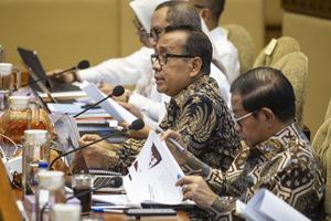 Raker Komisi II DPR dengan Mensesneg dan Seskab