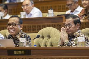 Raker Komisi II DPR dengan Mensesneg dan Seskab