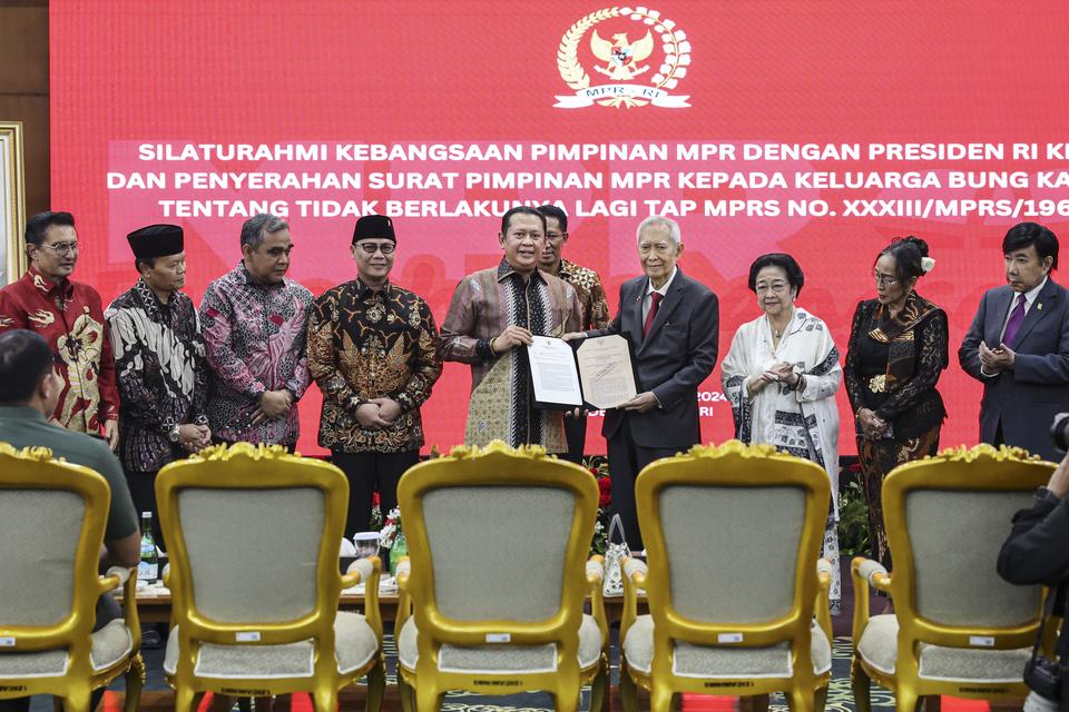 Ketua MPR Bambang Soesatyo menyerahkan surat pencabutan TAP MPRS Nomor 33 Tahun 1967 kepada keluarga Presiden pertama RI Soekarno di Kompleks Parlemen, Senayan, Jakarta.