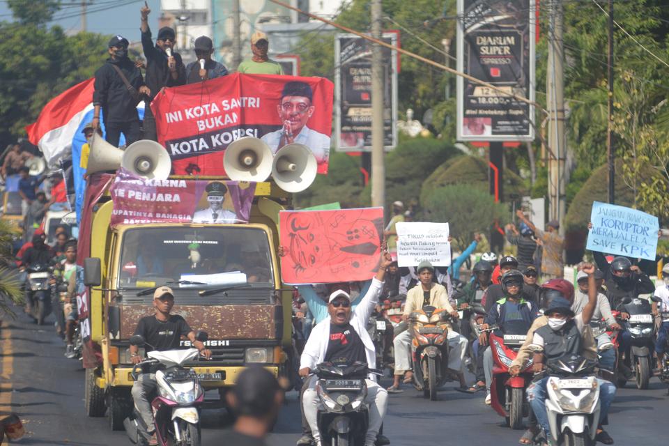 Sejumlah warga yang tergabung dalam Ikatan Masyarakat Situbondo Anti Korupsi (IMSAK) berunjuk rasa terkait kasus Bupati Situbondo Karna Suswandi di perempatan Alun-alun Situbondo, Jawa Timur, Senin (9/9/2024). 
