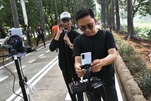 Live streamer bernyanyi di KBT