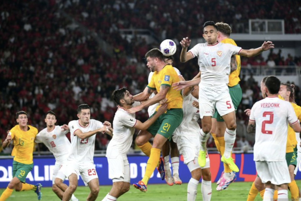 Timnas Indonesia lawan Timnas Australia. Pesepak bola Timnas Indonesia Rizky Ridho (kedua kanan) berebut bola di udara dengan pesepak bola Timnas Australia Cameron Burgess (ketiga kanan) pada laga Grup C putaran ketiga Kualifikasi Piala Dunia 2026 Zona As