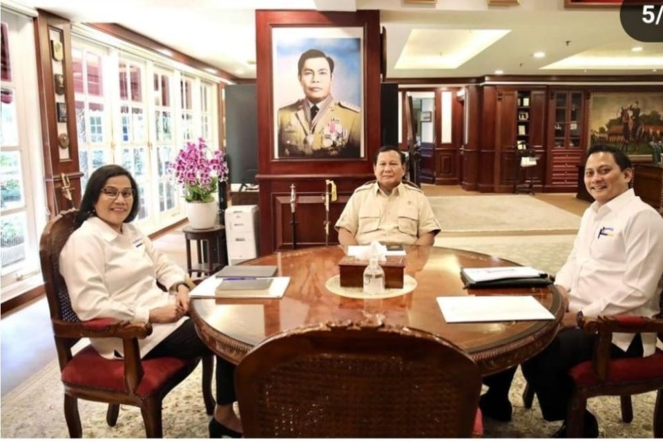 Menteri Keuangan Sri Mulyani Indrawati bersama Wakil Menteri Keuangan II Thomas Djiwandono bertemu dengan Presiden terpilih Prabowo Subianto. 