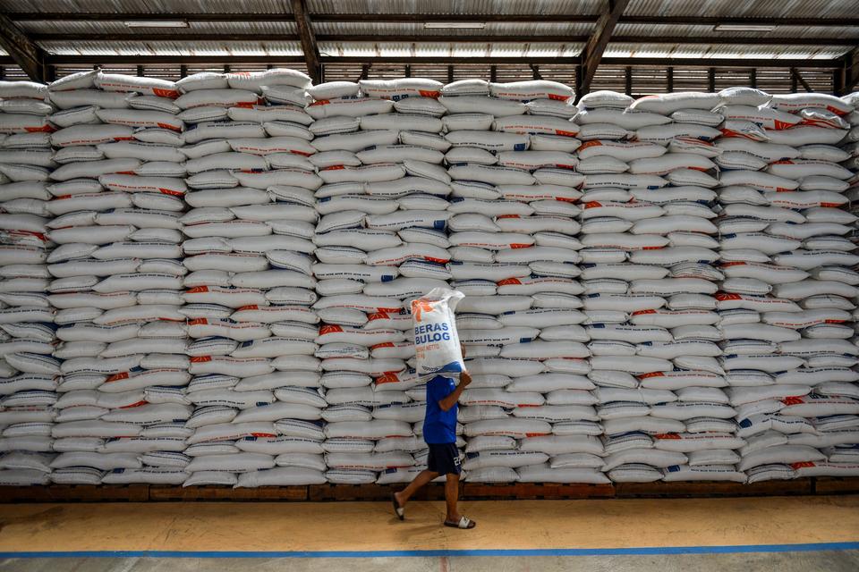 Pekerja melakukan bongkar muat beras di Gudang Bulog Utama, Cimahi, Jawa Barat, Rabu (11/9/2024). 